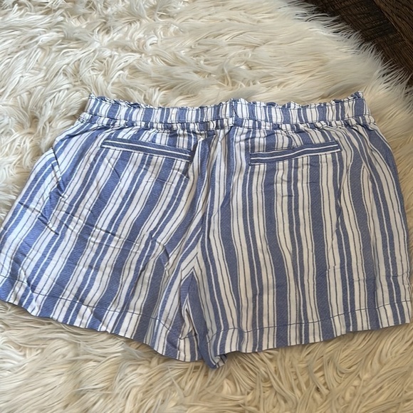 Trendy Linen Shorts - Picture 3 of 3